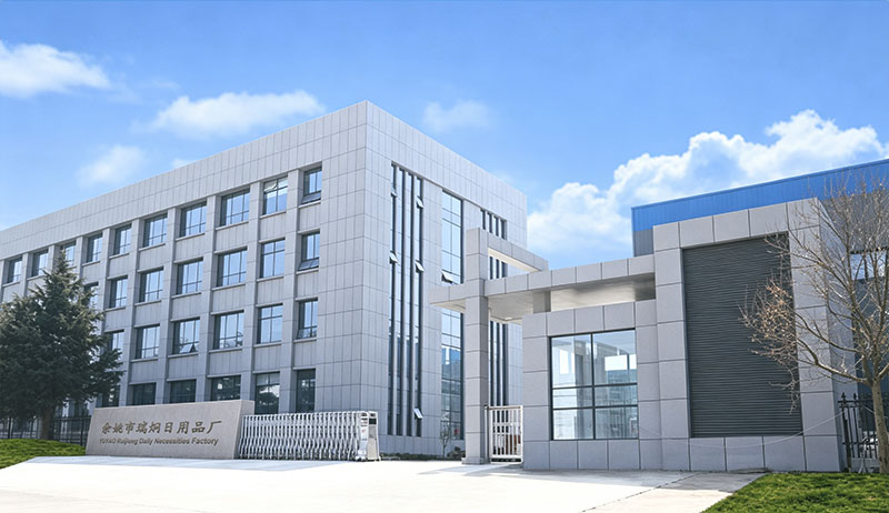Ruijiong-Fabrikinnenraum mit haitianischen Spritzgießmaschinen und Fließbandarbeitern